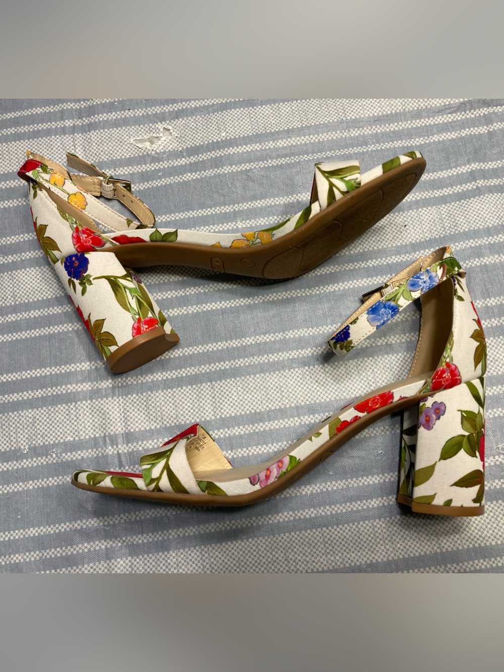 Nine West “Sandy2” white floral heels. - Picture 3 of 5